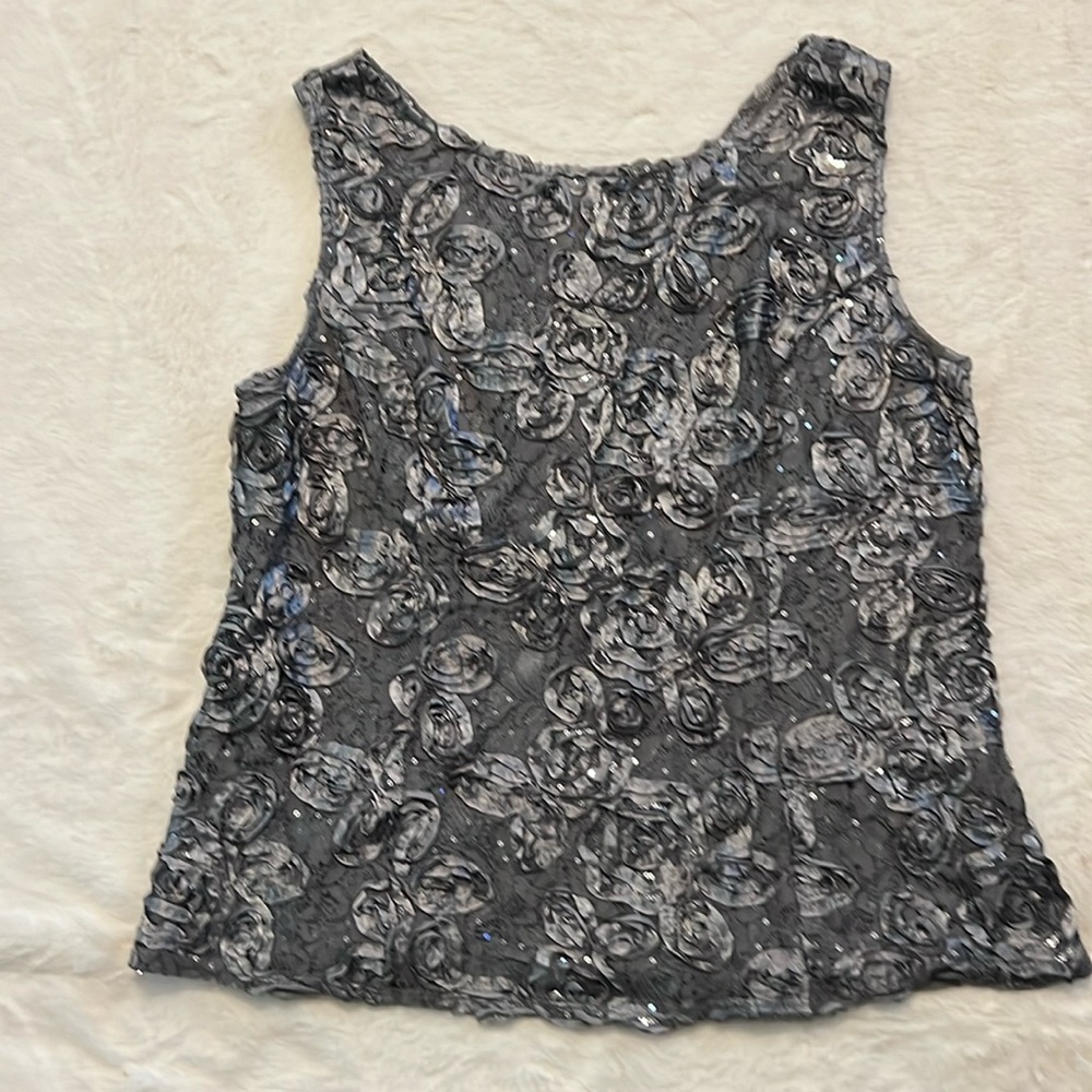 Very detailed sequined zipper top. Xl